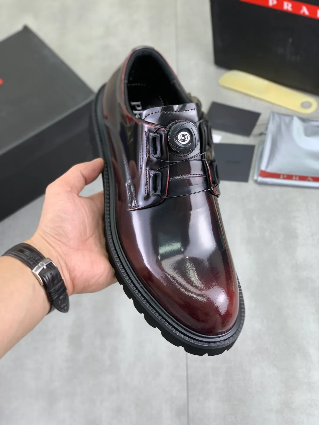 Men's shoes 💰P640 New PRADA Prada's new casual leather shoes Original purchase, development and production Prada men's classic series, technical breathable fabrics with cowhide, casual sports shoes, casual shoes, sports dad shoes combine high-tech breathable materials and cowhide, P's exclusive button decoration on the side. The outsole is full of P italic design and bright colors to show vitality and continue the brand design inspiration. Stroll around the city lightly and feel free and comfortable. Delivered in exquisite packaging 🛍📦 ▪️Material: original customized calfskin with breathable material ▪️Inner lining: cowhide lining ➕cowhide feet ▪️Outsole: open-molded TPU foam material ▪️Sole thickness: 3.5CM ▪️Size: Men's 38-45 black, brown color available